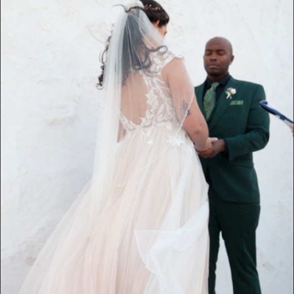 Beautiful wedding gown - Picture 2 of 5